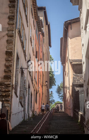 LYON, Frankreich - 14. JULI 2019: montee-des-Carmes Dechausses Schritte in Fourviere, eine typische Gasse des Vieux Lyon (Altstadt Lyon), auf der Colline de Fou Stockfoto