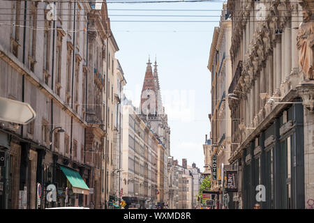 LYON, Frankreich - 14 Juli, 2019: Eglise Saint Nizier Kirche auf die Rue Paul Chenavard Straße in Lyon, Frankreich, mit Haussmann Stil Gebäude und einige commerc Stockfoto