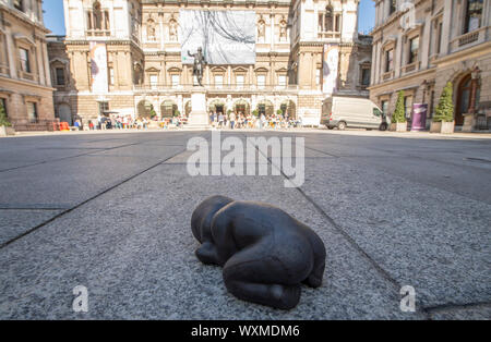 Royal Academy of Arts, London, UK. 17.September 2019. International anerkannte Der britische Bildhauer Antony Gormley wichtige neue Ausstellung in der RA. Die Ausstellung ist seine bedeutendsten Solo Show in Großbritannien seit über einem Jahrzehnt und läuft an der Königlichen Akademie der Künste vom 21. September bis 3. Dezember 2019. Bild: 'Iron Baby", 1999, eine kleine Gusseisen Skulptur im Hof, die lebensgroße Form eines neugeborenen Babys installiert. Private Sammlung. Credit: Malcolm Park/Alamy Leben Nachrichten. Stockfoto