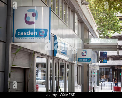 LYON, Frankreich - 14. JULI 2019: casden Logo vor Ihrer lokalen Bank in Lyon. Caisse d'aide sociale de l'Education Nationale ist eine Genossenschaftsbank, Stockfoto