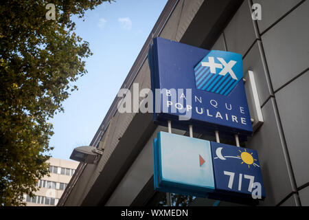 LYON, Frankreich - 14. JULI 2019: Banque Populaire Logo vor Ihrer lokalen Bank in Lyon. Die Banque Populaire ist eine genossenschaftliche Bank, eine der wichtigsten französischen b Stockfoto