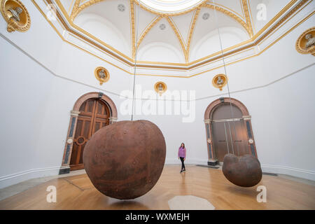 Royal Academy of Arts, London, UK. 17.September 2019. International anerkannte Der britische Bildhauer Antony Gormley wichtige neue Ausstellung in der RA. Die Ausstellung ist seine bedeutendsten Solo Show in Großbritannien seit über einem Jahrzehnt und läuft an der Königlichen Akademie der Künste vom 21. September bis 3. Dezember 2019. Bild: "Körper und Frucht", 1991/93. Credit: Malcolm Park/Alamy Leben Nachrichten. Stockfoto