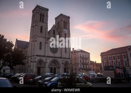 - BOURGOIN JALLIEU, Frankreich - 15. JULI 2019: Eglise Saint Jean Baptiste Kirche in der Dämmerung in Bourgoin Jallieu, eine Stadt der Dauphine Region. Es ist das Wichtigste cat Stockfoto