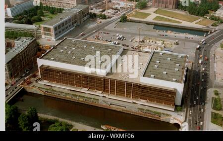 01. Januar 1995, Berlin: Palast der Republik und der Schlossplatz. Der Ort war ein Park und Parade statt. Beste Bildqualität, genaue Aufnahmedatum nicht bekannt. Foto: Paul Glaser/dpa-Zentralbild/ZB Stockfoto