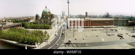 01. Januar 1995, Berlin: Berlin/Mitte/DDR/5/1995 Bahnanlagen und Schlossplatz. Der Ort war ein Park und Parade statt. Die Karl-Liebknecht-Straße auf der Rückseite der Fernsehturm am Alexanderplatz, auf der rechten Seite der Turm des Roten Rathauses, auf der linken Seite der Berliner Dom und Lustgarten. Beste Bildqualität, genaue Aufnahmedatum nicht bekannt. Foto: Paul Glaser/dpa-Zentralbild/ZB Stockfoto