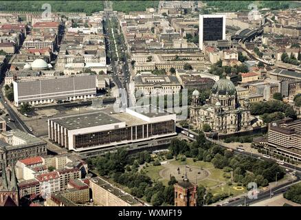 01. Januar 1995, Berlin: Berlin City. Der Palast der Republik auf dem Schlossplatz, hinter der DDR-Außenministerium, vor dem Berliner Dom Foto: Paul Glaser/dpa-Zentralbild/ZB Stockfoto