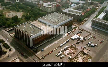 01. Januar 1995, Berlin: Der Palast der Republik auf dem Schlossplatz. Beste Bildqualität, genaue Aufnahmedatum nicht bekannt. Foto: Paul Glaser/dpa-Zentralbild/ZB Stockfoto