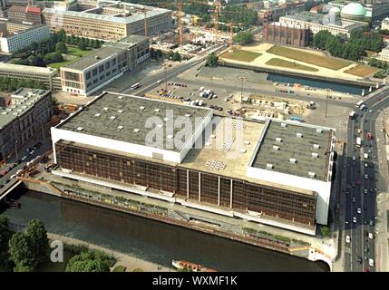 01. Januar 1995, Berlin: Der Palast der Republik auf dem Schlossplatz. Beste Bildqualität, genaue Aufnahmedatum nicht bekannt. Foto: Paul Glaser/dpa-Zentralbild/ZB Stockfoto