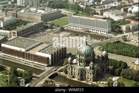 01. Januar 1995, Berlin: Der Palast der Republik auf dem Schlossplatz, in der hinteren linken Staatsrat der DDR und SED-Hauptquartier, DDR-Außenministerium über, vor dem Berliner Dom. Beste Bildqualität, genaue Aufnahmedatum nicht bekannt. Foto: Paul Glaser/dpa-Zentralbild/ZB Stockfoto