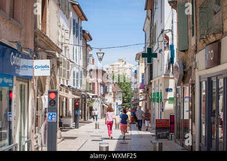 - BOURGOIN JALLIEU, Frankreich - 17. JULI 2019: Rue de la Liberte, eine Fußgängerzone mit traditioneller französischer Architektur Gebäude in einem kommerziellen Downto Stockfoto