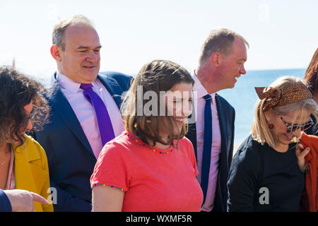 Bournemouth, Dorset UK. 17.September 2019. Jo Swinson, Führer der Liberaldemokraten und Kollegen machen Sie eine Pause und fahren zum Strand von 2019 der liberale Demokrat Herbst Konferenz in Bournemouth. Credit: Carolyn Jenkins/Alamy leben Nachrichten Stockfoto