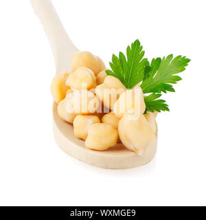 Kichererbsen über Kochlöffel auf weißem Hintergrund. Stockfoto