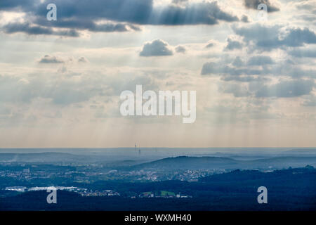 Landschaftlich schöne Aussicht vom Glatzenstein Berg in der Nähe von Weißenbach, Deutschland, über den Wald zu den Städten Lauf an der Pegnitz und Nürnberg Stockfoto
