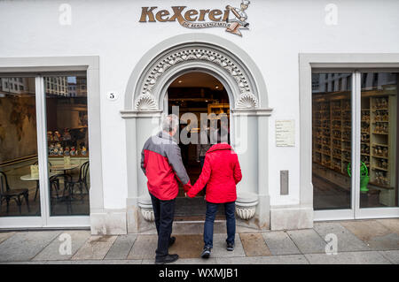 Touristen geben Sie eine traditionelle Kuchen maker Shop in Dresden, Deutschland Stockfoto