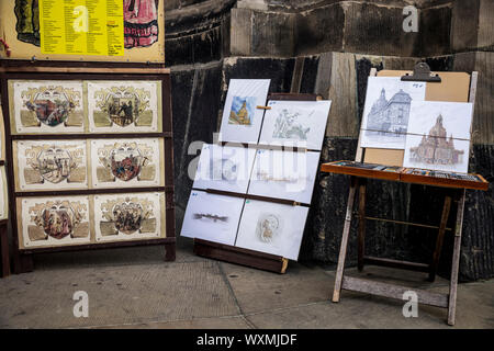 Traditionelle job Bilder zum Verkauf an einem Stand in Dresden, Deutschland Stockfoto