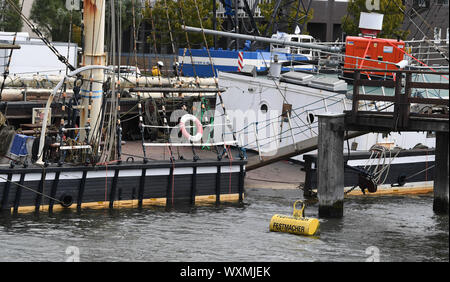 Bremerhaven, Deutschland. 17 Sep, 2019. Der historische Segelschiff eute Deern' liegt am unteren Rand des Hafenbeckens nach einem wassereinbrüche. Arbeit wurde in Fortschritte bei der Bergung des Schiffes für mehrere Tage. Der 100-jährige ist Eute Deern' sank auf der Unterseite der Hafenbecken am Ende August nach einem wassereinbrüche. Eine Summe von 1,1 Millionen Euro ist für die Bergung Betrieb zur Verfügung. Quelle: Carmen Jaspersen/dpa/Alamy leben Nachrichten Stockfoto
