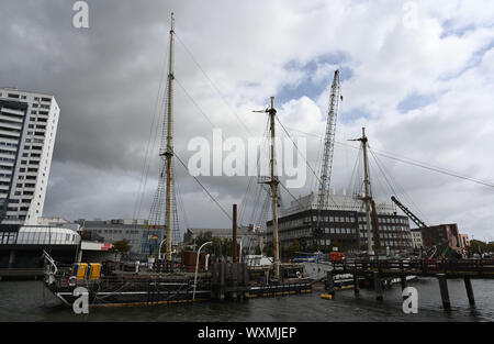 Bremerhaven, Deutschland. 17 Sep, 2019. Der historische Segelschiff eute Deern' liegt am unteren Rand des Hafenbeckens nach einem wassereinbrüche. Arbeit wurde in Fortschritte bei der Bergung des Schiffes für mehrere Tage. Der 100-jährige ist Eute Deern' sank auf der Unterseite der Hafenbecken am Ende August nach einem wassereinbrüche. Eine Summe von 1,1 Millionen Euro ist für die Bergung Betrieb zur Verfügung. Quelle: Carmen Jaspersen/dpa/Alamy leben Nachrichten Stockfoto