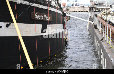Bremerhaven, Deutschland. 17 Sep, 2019. Der historische Segelschiff eute Deern' liegt am unteren Rand des Hafenbeckens nach einem wassereinbrüche. Arbeit wurde in Fortschritte bei der Bergung des Schiffes für mehrere Tage. Der 100-jährige ist Eute Deern' sank auf der Unterseite der Hafenbecken am Ende August nach einem wassereinbrüche. Eine Summe von 1,1 Millionen Euro ist für die Bergung Betrieb zur Verfügung. Quelle: Carmen Jaspersen/dpa/Alamy leben Nachrichten Stockfoto