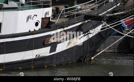 Bremerhaven, Deutschland. 17 Sep, 2019. Der historische Segelschiff eute Deern' liegt am unteren Rand des Hafenbeckens nach einem wassereinbrüche. Arbeit wurde in Fortschritte bei der Bergung des Schiffes für mehrere Tage. Der 100-jährige ist Eute Deern' sank auf der Unterseite der Hafenbecken am Ende August nach einem wassereinbrüche. Eine Summe von 1,1 Millionen Euro ist für die Bergung Betrieb zur Verfügung. Quelle: Carmen Jaspersen/dpa/Alamy leben Nachrichten Stockfoto