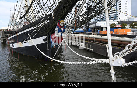 Bremerhaven, Deutschland. 17 Sep, 2019. Der historische Segelschiff eute Deern' liegt am unteren Rand des Hafenbeckens nach einem wassereinbrüche. Arbeit wurde in Fortschritte bei der Bergung des Schiffes für mehrere Tage. Der 100-jährige ist Eute Deern' sank auf der Unterseite der Hafenbecken am Ende August nach einem wassereinbrüche. Eine Summe von 1,1 Millionen Euro ist für die Bergung Betrieb zur Verfügung. Quelle: Carmen Jaspersen/dpa/Alamy leben Nachrichten Stockfoto