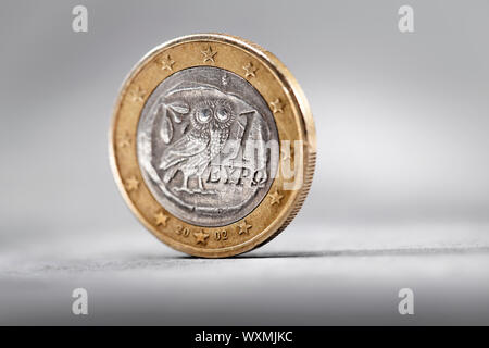 Griechischen 1-Euro-Münze auf grauem Hintergrund. Stockfoto