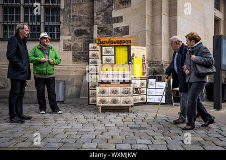 Traditionelle job Bilder zum Verkauf an einem Stand in Dresden, Deutschland Stockfoto