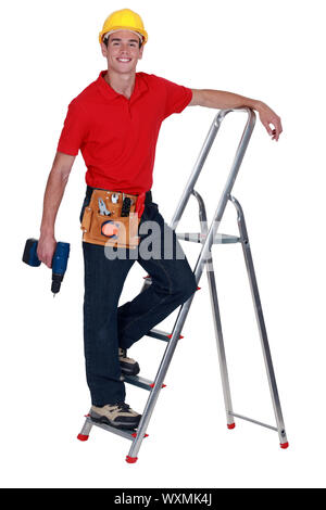 Mann steht auf Leiter Sprosse Stockfoto