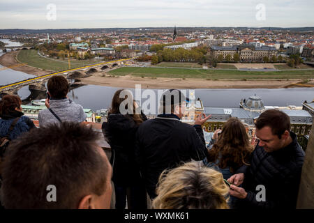 Touristen auf der Frauenkirche Aussichtsplattform auf die Stadt Dresden, Deutschland Stockfoto