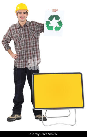 Arbeiter mit Recycling-Plakat stand Stockfoto