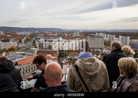 Touristen auf der Frauenkirche Aussichtsplattform auf die Stadt Dresden, Deutschland Stockfoto