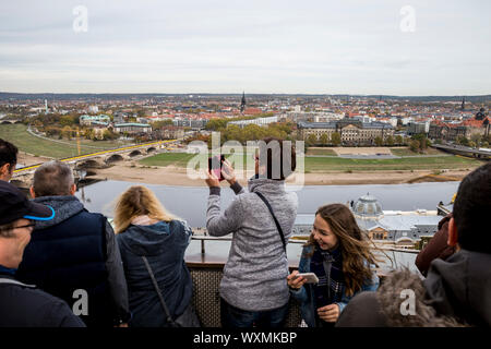 Touristen auf der Frauenkirche Aussichtsplattform auf die Stadt Dresden, Deutschland Stockfoto