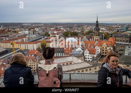 Touristen auf der Frauenkirche Aussichtsplattform auf die Stadt Dresden, Deutschland Stockfoto