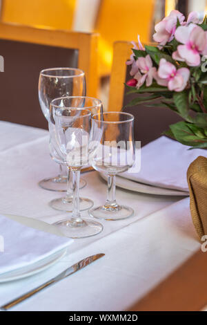 Gut dekoriert Esstisch und Weingläser im luxuriösen Restaurant Stockfoto