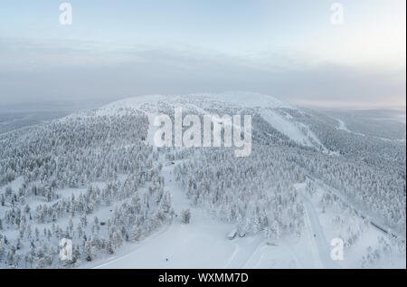 Luftaufnahme von Levi Fell und Skigebiet im Winter Stockfoto