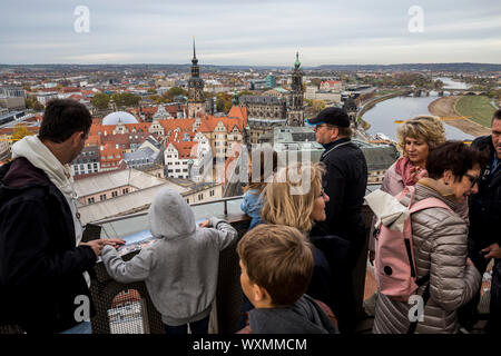 Touristen auf der Frauenkirche Aussichtsplattform auf die Stadt Dresden, Deutschland Stockfoto