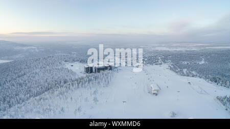 Antenne Panorama der Skiort Levi und die Sirkka fiel Dorf im Winter in Kittilä, Finnland Stockfoto