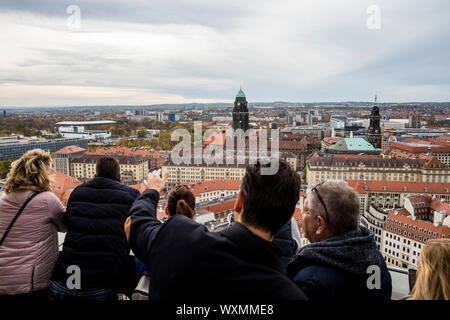 Touristen auf der Frauenkirche Aussichtsplattform auf die Stadt Dresden, Deutschland Stockfoto