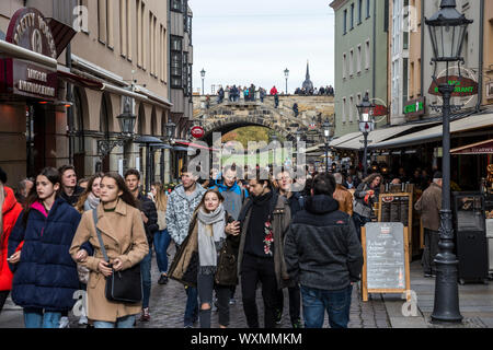 Touristen Menge eine Fläche der Altstadt in Dresden, Deutschland Stockfoto