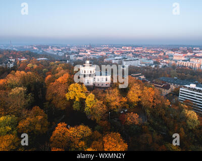 Aerial view of beautiful fall foliage and the old observatory building on Vartiovuori hill in Turku, Finland Stockfoto