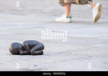 London, Großbritannien. 17. September 2019. "Baby", 1999, von Antony Gormley, in der Form von sechs Tage alte Tochter des Künstlers. Vorschau auf eine neue Ausstellung von Antony Gormley an der Königlichen Akademie der Künste die Show bringen bestehende und speziell neue Werke konzipiert aus Zeichnung in Skulpturen zu experimentellen Umgebungen in allen 13 Zimmern des RA's wichtigsten Galerien 21. September angezeigt werden sollen, 3. Dezember 2019. Credit: Stephen Chung/Alamy leben Nachrichten Stockfoto