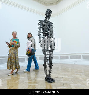 London, Großbritannien. 17. September 2019. Besucher Ansicht 'Subject II", 2019, von Antony Gormley. Vorschau auf eine neue Ausstellung von Antony Gormley an der Königlichen Akademie der Künste die Show bringen bestehende und speziell neue Werke konzipiert aus Zeichnung in Skulpturen zu experimentellen Umgebungen in allen 13 Zimmern des RA's wichtigsten Galerien 21. September angezeigt werden sollen, 3. Dezember 2019. Credit: Stephen Chung/Alamy leben Nachrichten Stockfoto