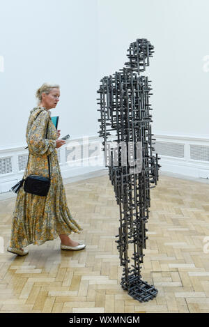 London, Großbritannien. 17. September 2019. Ein Besucher "II", 2019, von Antony Gormley. Vorschau auf eine neue Ausstellung von Antony Gormley an der Königlichen Akademie der Künste die Show bringen bestehende und speziell neue Werke konzipiert aus Zeichnung in Skulpturen zu experimentellen Umgebungen in allen 13 Zimmern des RA's wichtigsten Galerien 21. September angezeigt werden sollen, 3. Dezember 2019. Credit: Stephen Chung/Alamy leben Nachrichten Stockfoto