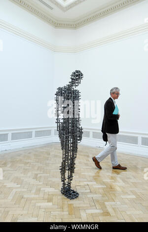 London, Großbritannien. 17. September 2019. Ein Besucher "II", 2019, von Antony Gormley. Vorschau auf eine neue Ausstellung von Antony Gormley an der Königlichen Akademie der Künste die Show bringen bestehende und speziell neue Werke konzipiert aus Zeichnung in Skulpturen zu experimentellen Umgebungen in allen 13 Zimmern des RA's wichtigsten Galerien 21. September angezeigt werden sollen, 3. Dezember 2019. Credit: Stephen Chung/Alamy leben Nachrichten Stockfoto