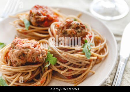 Original italienische Spaghetti mit Fleischbällchen in Tomatensauce Stockfoto