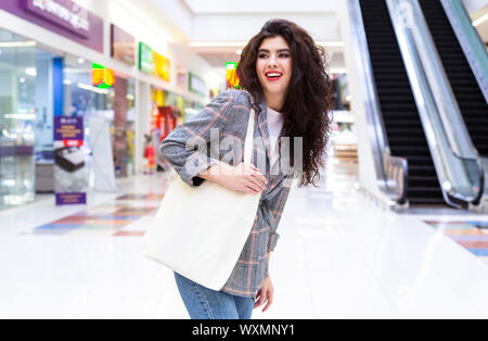 Glückliche Frau mit leeren eco Tasche Shopping in der City Mall Stockfoto