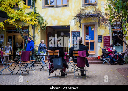 Ein paar entspannt in einem Innenhof in der Dresdner Neustadt Kunst Passage, Deutschland Stockfoto