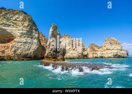 Fantastische Felsformationen in der Nähe von Lagos an der Algarve Stockfoto