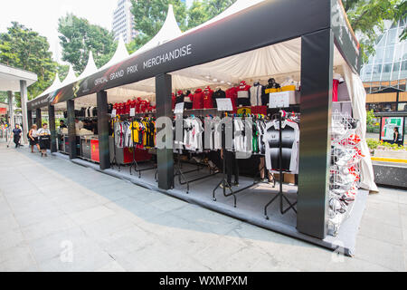 Formel 1-Merchandise-Stand mit Mercedes-, Red- und Ferrari F1-Produkten zur Steigerung des Umsatzes. Orchard Road, Singapur. Stockfoto