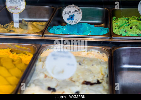 Hell blau Smurf Eis zum Verkauf in einem Laden in Dresden, Deutschland Stockfoto