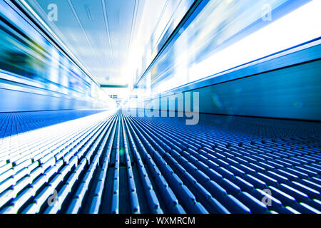 Unscharfen Hintergrund bewegen futuristische Rolltreppe Stockfoto